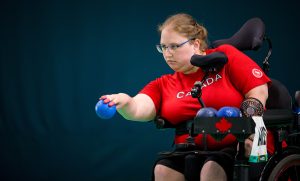 L'athlète paralympique Alison Levine s'apprête à lancer une balle de boccia.