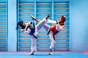 Deux athlètes de taekwondo se donnent des coups de pied