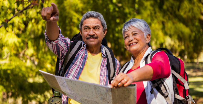 Hiker,Pointing,Away,To,Show,The,Path,In,A,Park 5 trucs pour augmenter vos pas et activités physiques