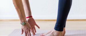 A woman stretching to touch her toes. She has managed to stay motivated to exercise.