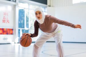 Athlète musulmane Amreen Kadwa joue au basketball.