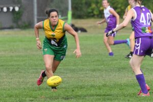 Sarah Ennor playing handball