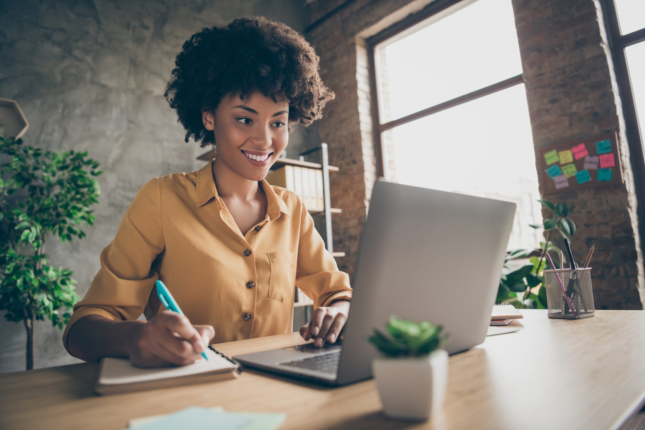 Une femme travaillant sur un ordinateur portable