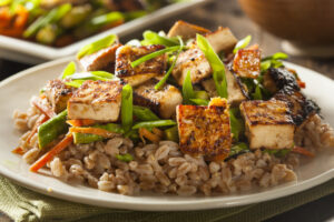 Tofu et légumes sur un lit de riz