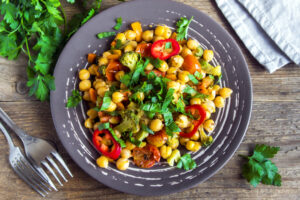 Une salade de pois chiches dans un bol sur une table.