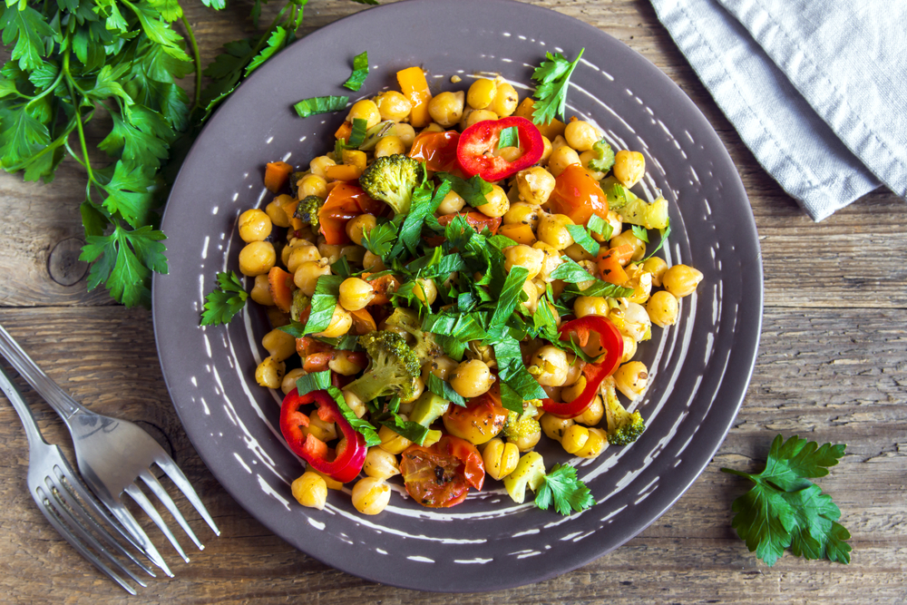 Une salade de pois chiches dans un bol sur une table. Une salade de pois chiches dans un bol sur une table.