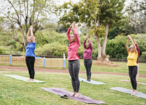 Un groupe de femmes s’adonne au yoga dans un parc.