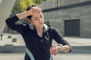 Une femme vérifie sa montre en plein air pendant l' heure d'été.