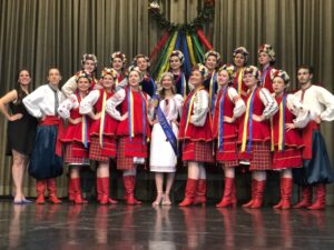 Un groupe de danseurs ukrainiens, y compris la coordonnatrice des médias sociaux et marketing de ParticipACTION, Stephanie Ehmke, réunit sur une scène.