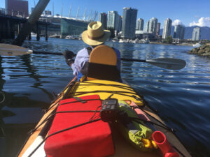 Sam Sullivan fait du kayak dans une baie.