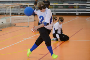 Un groupe de femmes jouant au goalball, un sport accessible.