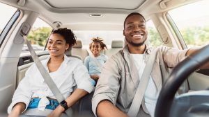 Une famille à bord d’une voiture.