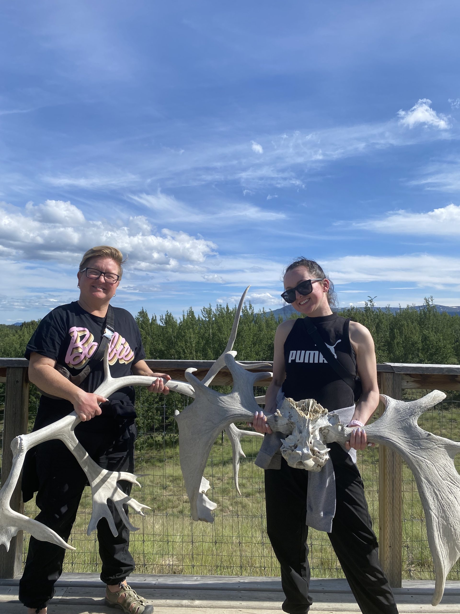 Madison et sa mère soulèvent des bois au Yukon.