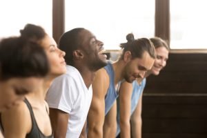 Un groupe de personnes en pleine séance d’exercice pour leur santé mentale