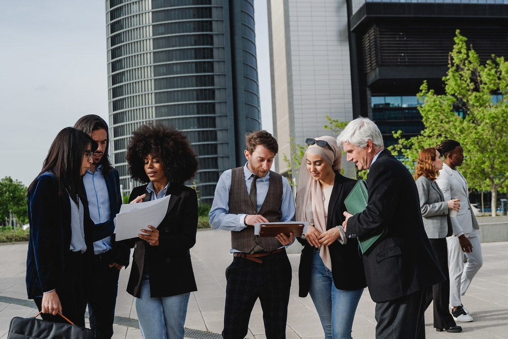 Un groupe d’employés discute en plein air. 