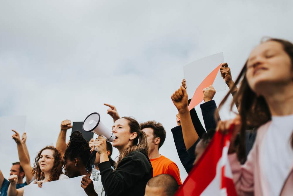 Un groupe de manifestants brandit des pancartes. Un groupe de manifestants brandit des pancartes.