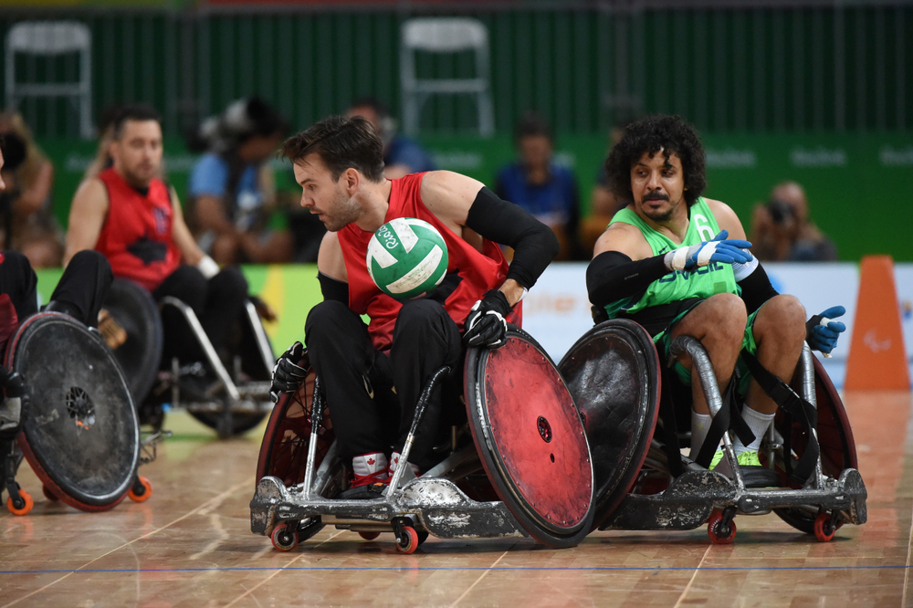 Un groupe d’hommes joue au rugby en fauteuil roulant. Un groupe d’hommes joue au rugby en fauteuil roulant.