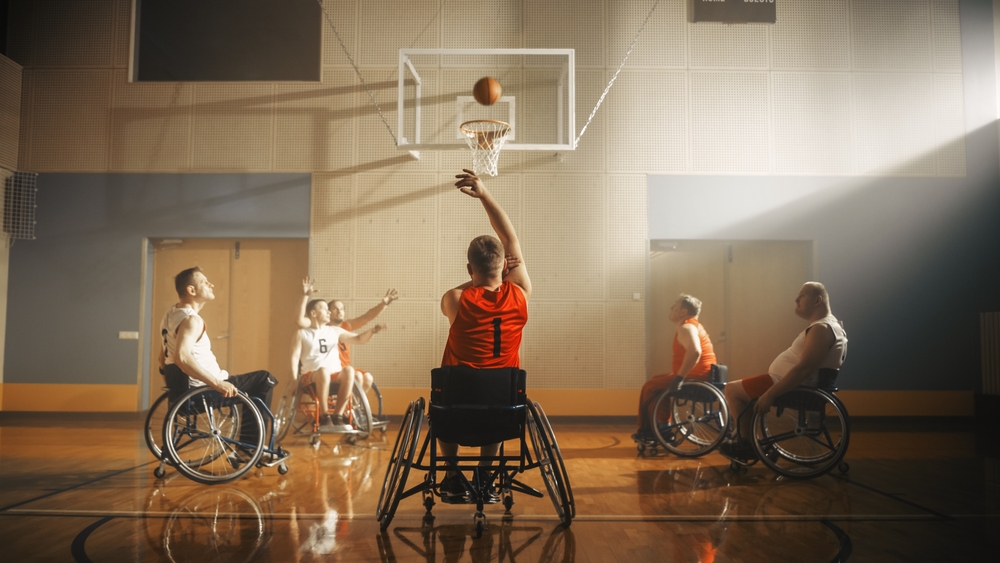 Un groupe de personnes jouant au basketball en fauteuil roulant. Un groupe de personnes jouant au basketball en fauteuil roulant.