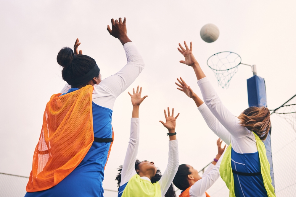 Un groupe de femmes joue au netball. Un groupe de femmes joue au netball.