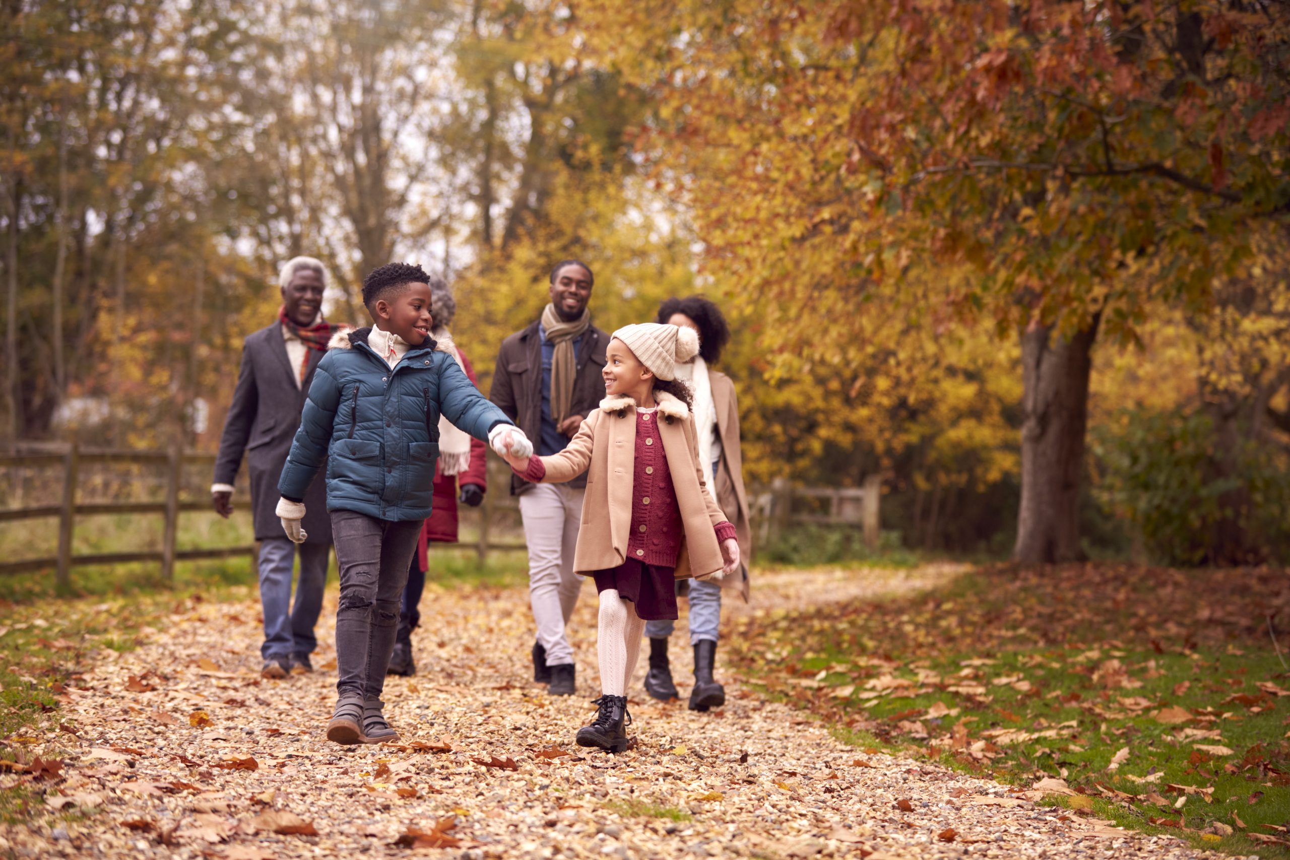 Une famille marche sur un sentier naturel à l’automne. Une famille marche sur un sentier naturel à l’automne.