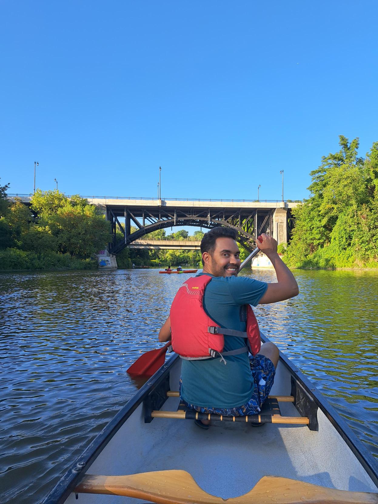 Adam Hunter fait du canoë sur la rivière Humber à Toronto. Adam Hunter fait du canoë sur la rivière Humber à Toronto.