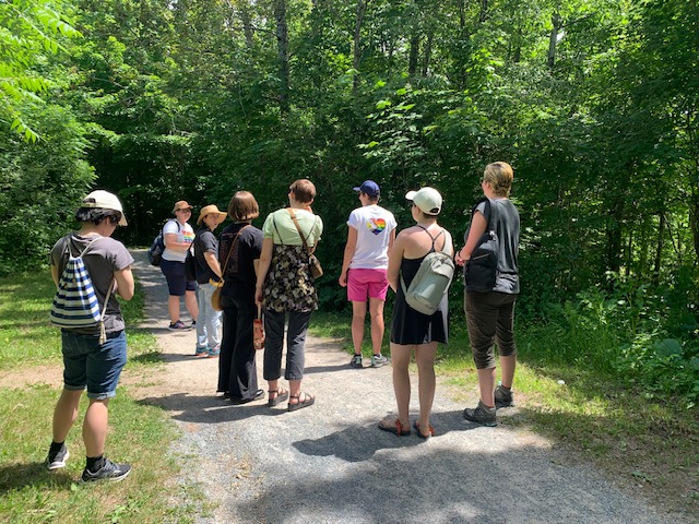 Un groupe de personnes faisant une randonnée avec Kirsten Johnsen sur le Sussex Nature Walkway, au Nouveau-Brunswick. Un groupe de personnes faisant une randonnée avec Kirsten Johnsen sur le Sussex Nature Walkway, au Nouveau-Brunswick.