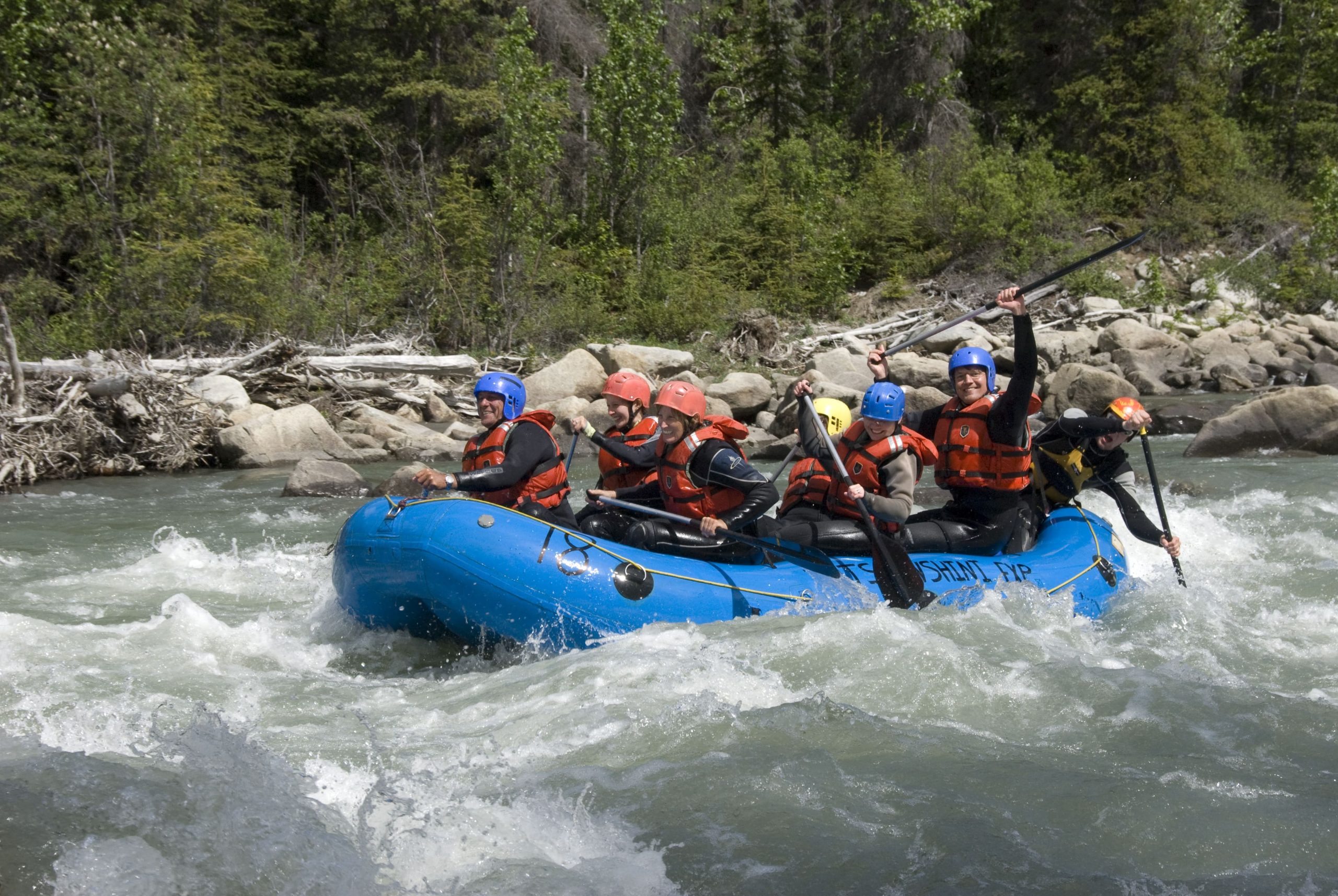 Un groupe de personnes faisant du rafting en eau vive. Un groupe de personnes faisant du rafting en eau vive.