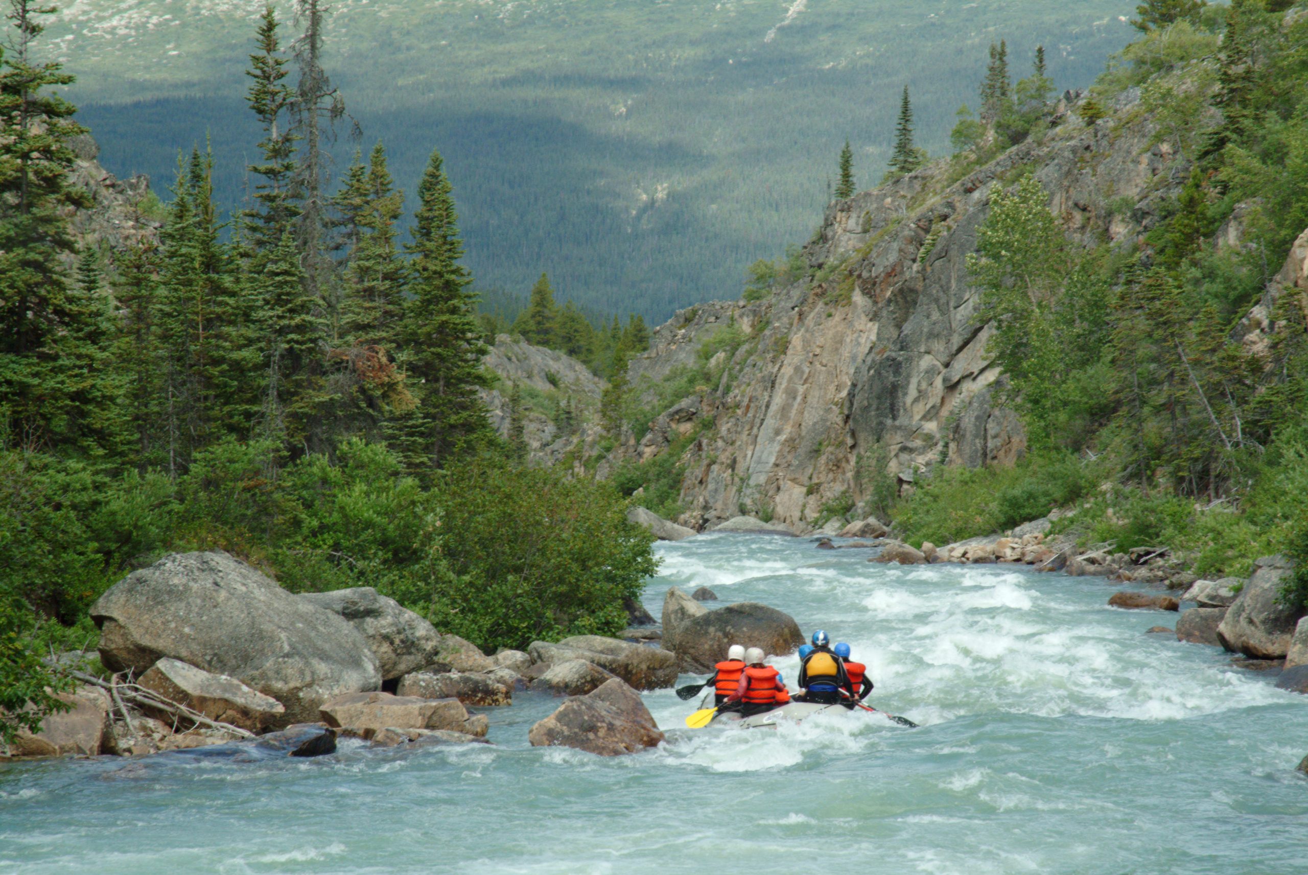 Un groupe de personnes faisant du rafting en eaux vives. Un groupe de personnes faisant du rafting en eaux vives.