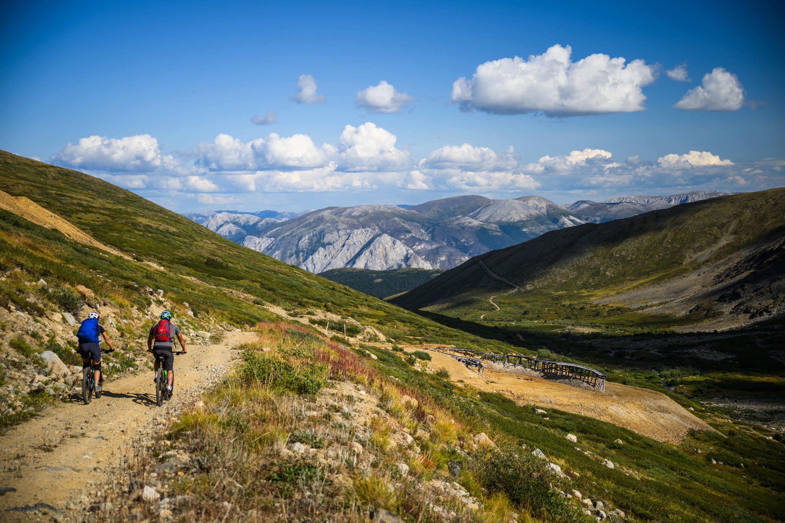 Deux personnes faisant du vélo sur une montagne. Deux personnes faisant du vélo sur une montagne.