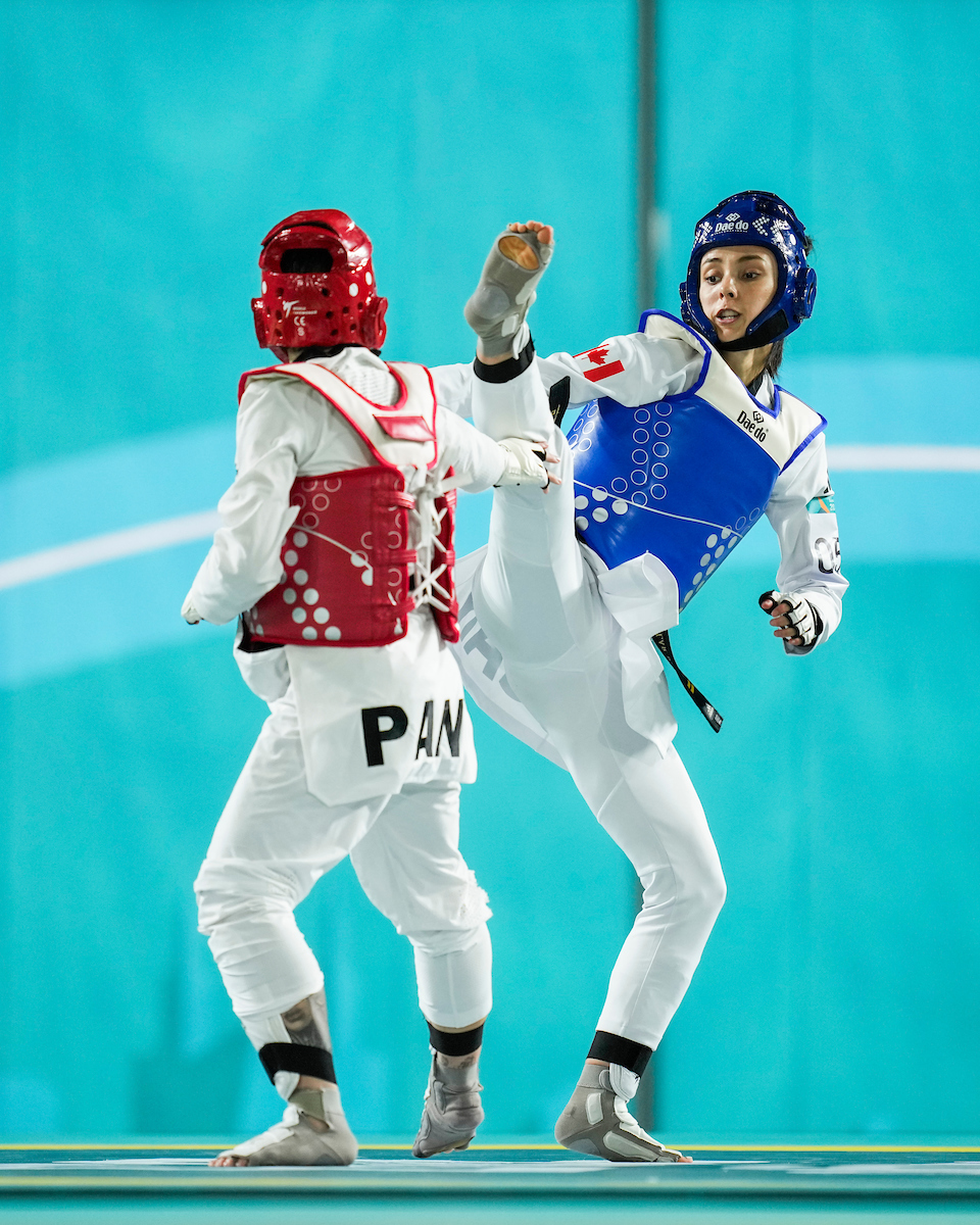 Deux athlètes de taekwondo qui s’affrontent. Deux athlètes de taekwondo qui s’affrontent.