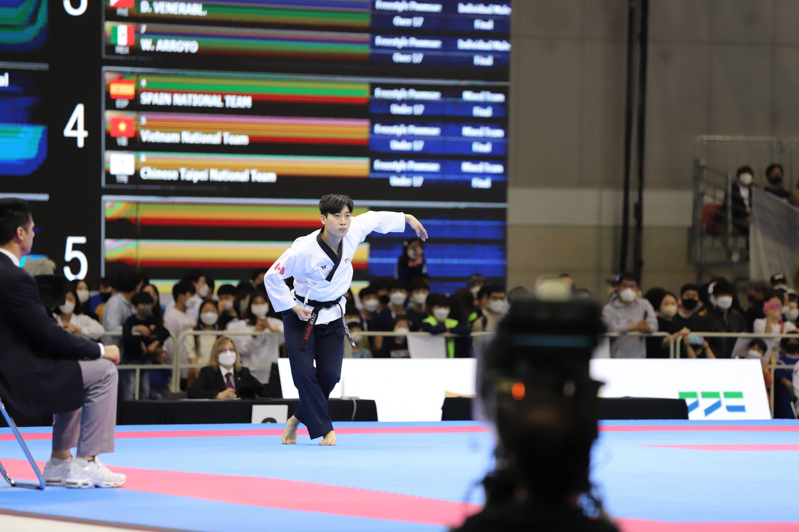 L’athlète de taekwondo Jinsu Ha dans une compétition de taekwondo poumsé. L’athlète de taekwondo Jinsu Ha dans une compétition de taekwondo poumsé.