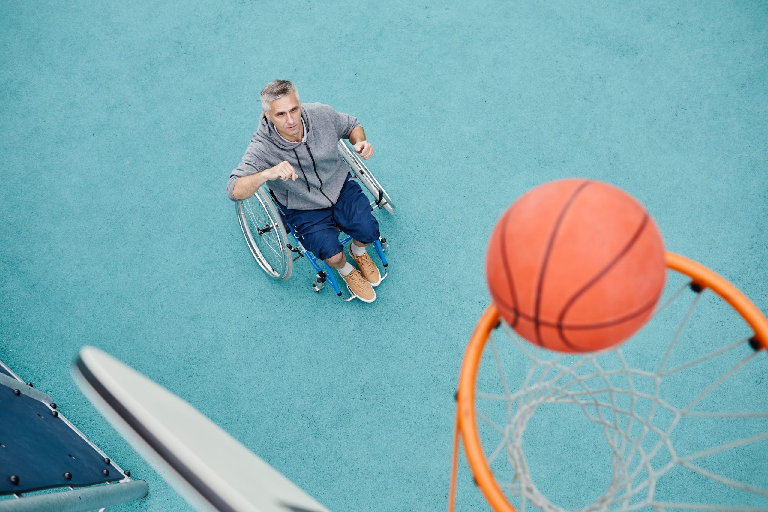 Newsletter-min Man in wheelchair playing basketball