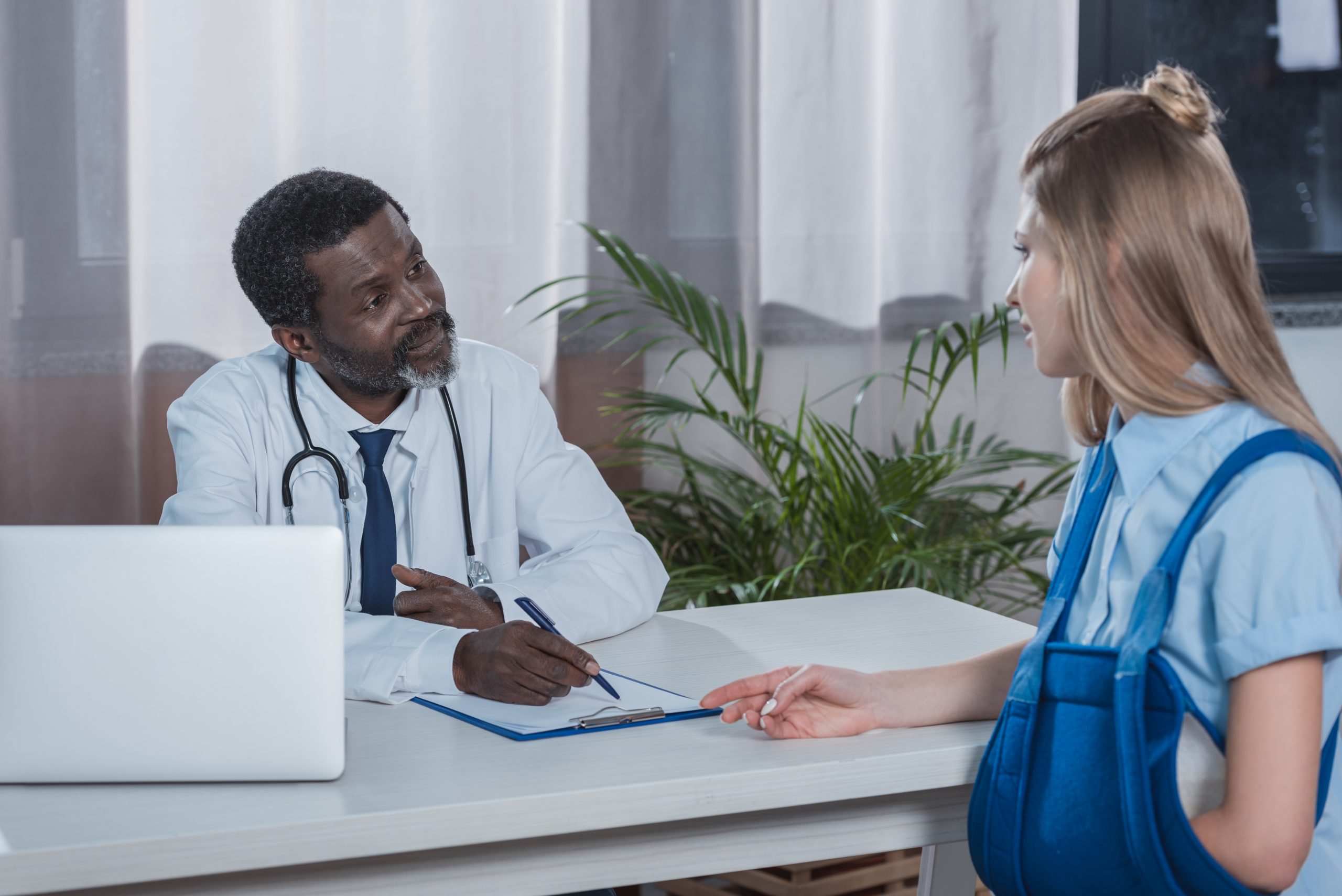 Un médecin parle à une patiente dans un cabinet de santé. Un médecin parle à une patiente dans un cabinet de santé.