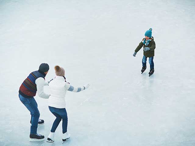 Une famille faisant du patinage. Une famille faisant du patinage.