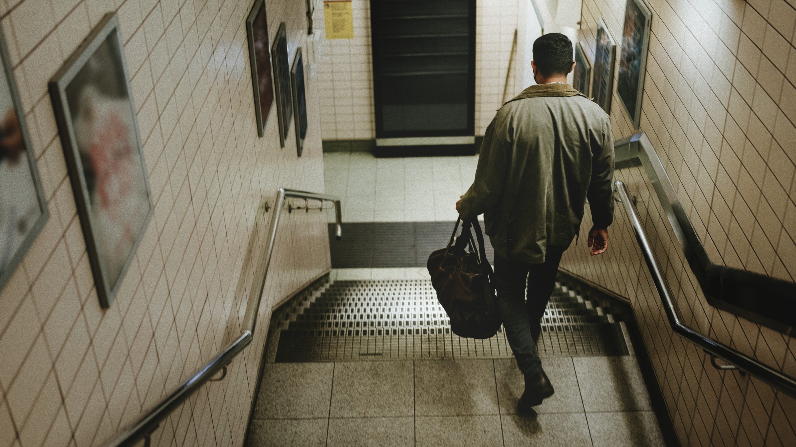 Un homme descend les escaliers d’une station de métro. Un homme descend les escaliers d’une station de métro.