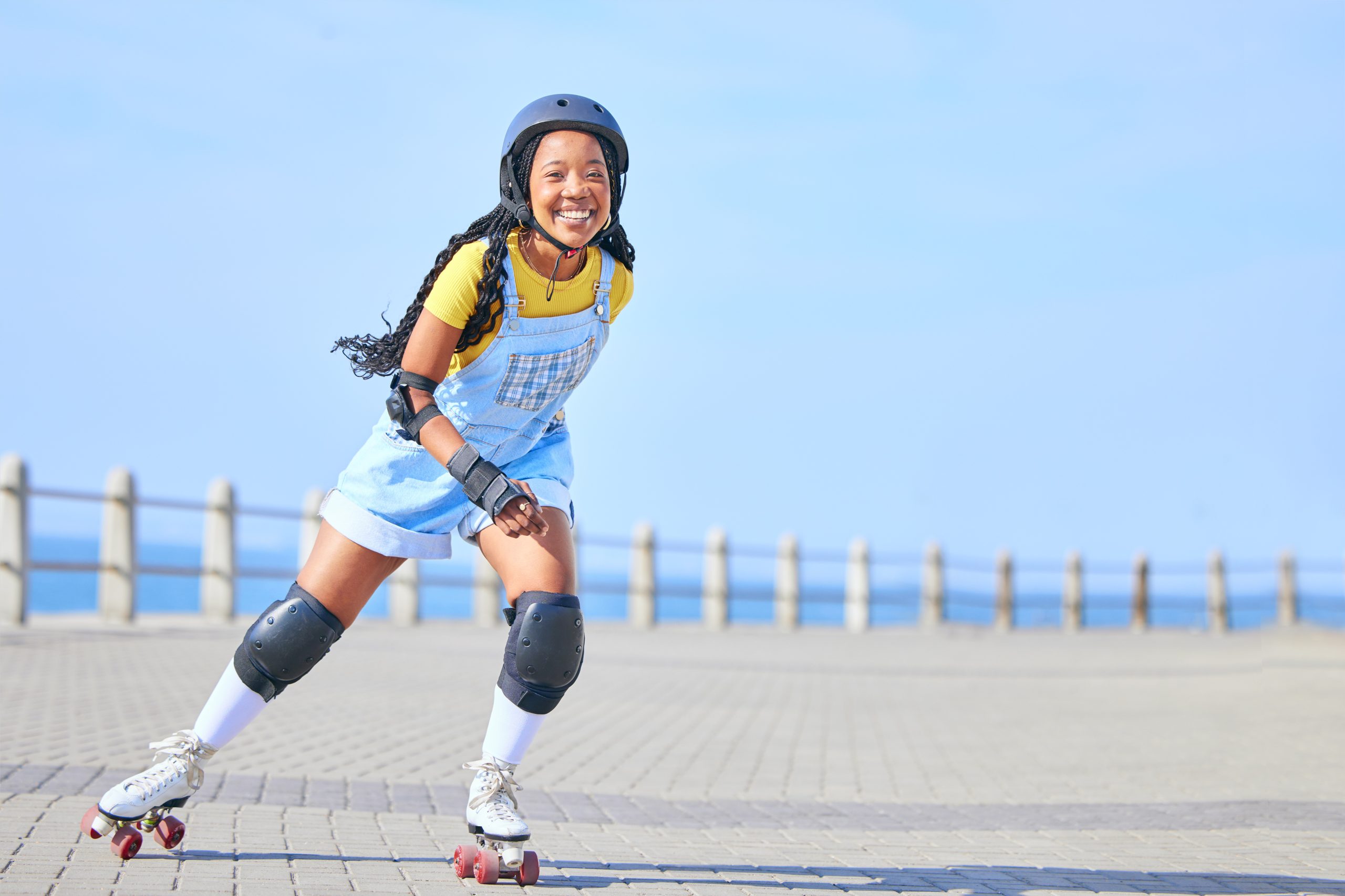 Une jeune fille fait du patin à roulettes dehors. Une jeune fille fait du patin à roulettes dehors.