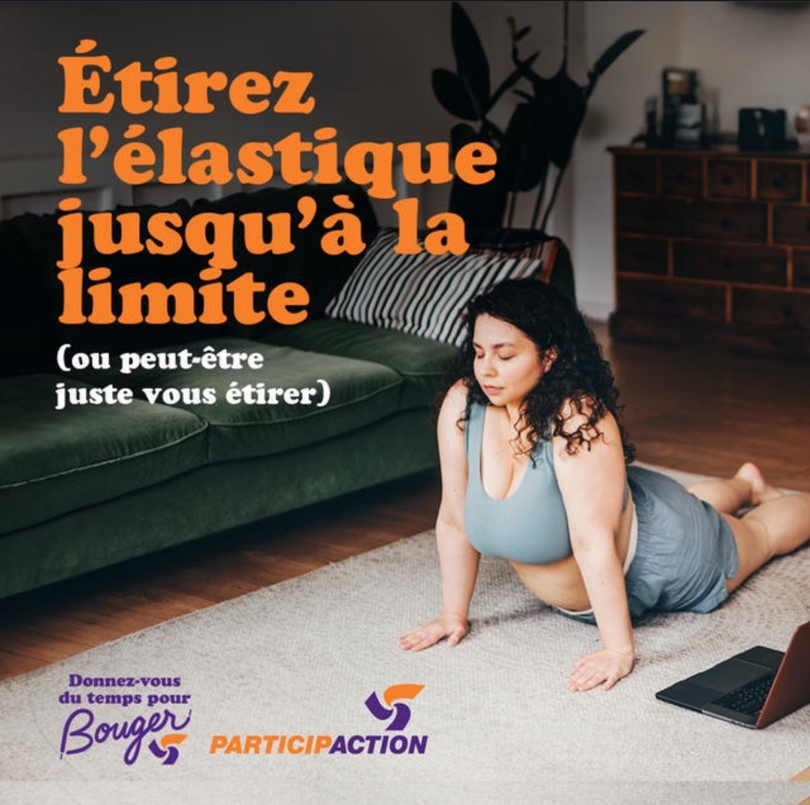étirez l'élastique jusqu'à la limite (ou peut-être just vous étirer). Une femme faisant une pose de yoga sur le sol d'un salon. étirez l'élastique jusqu'à la limite (ou peut-être just vous étirer). Une femme faisant une pose de yoga sur le sol d'un salon.