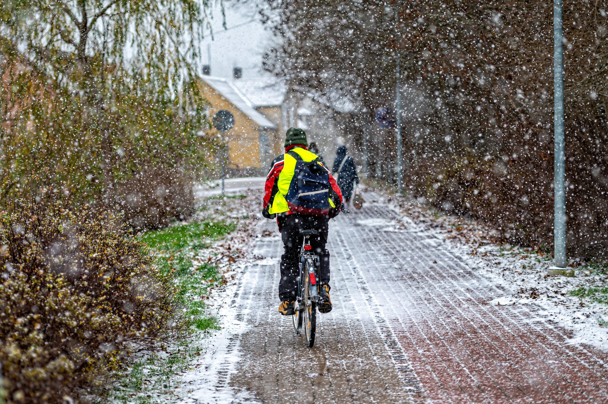Une personne fait du vélo sur un chemin enneigé. Une personne fait du vélo sur un chemin enneigé.