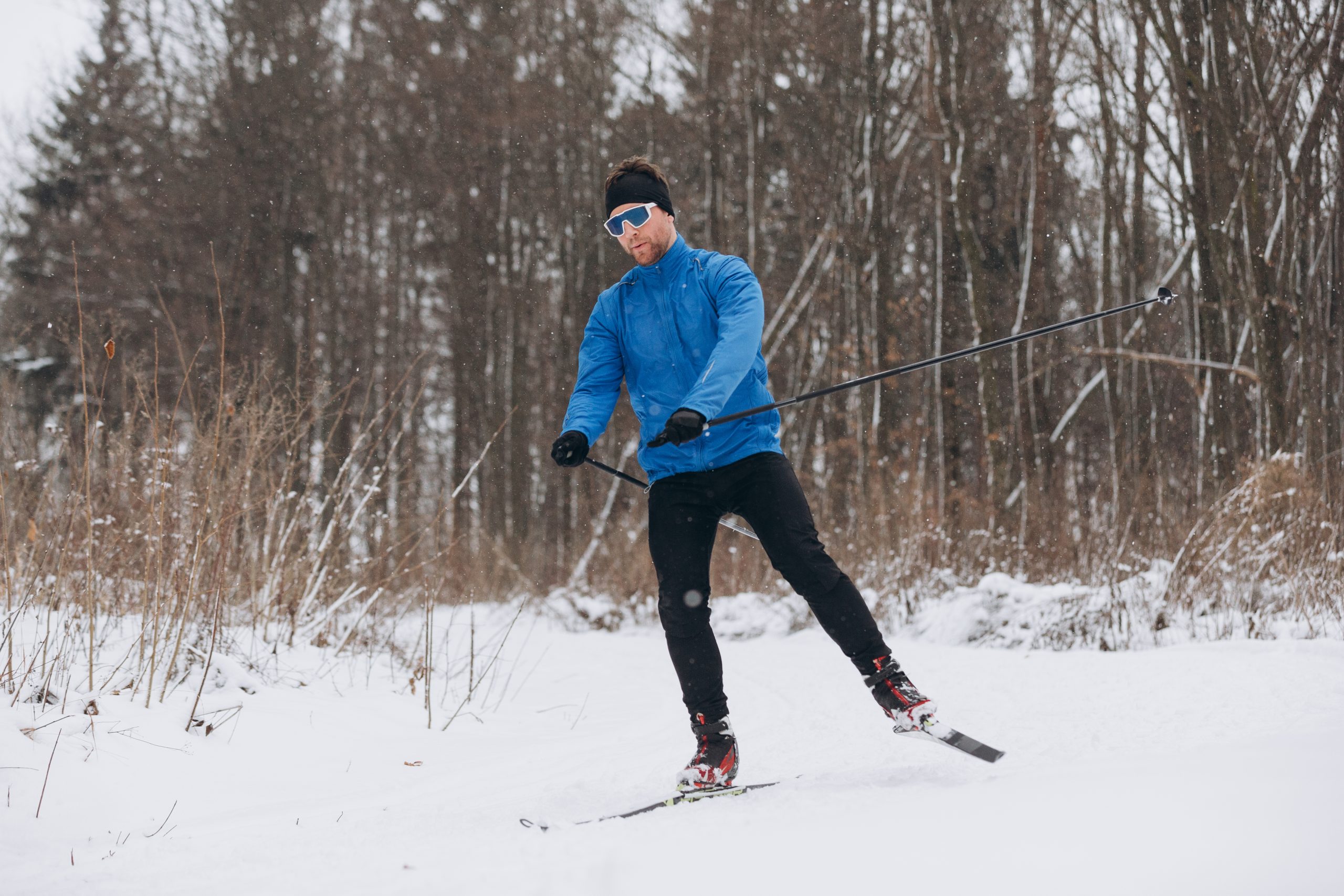 Un homme pratique le ski de fond dans une forêt. Un homme pratique le ski de fond dans une forêt.
