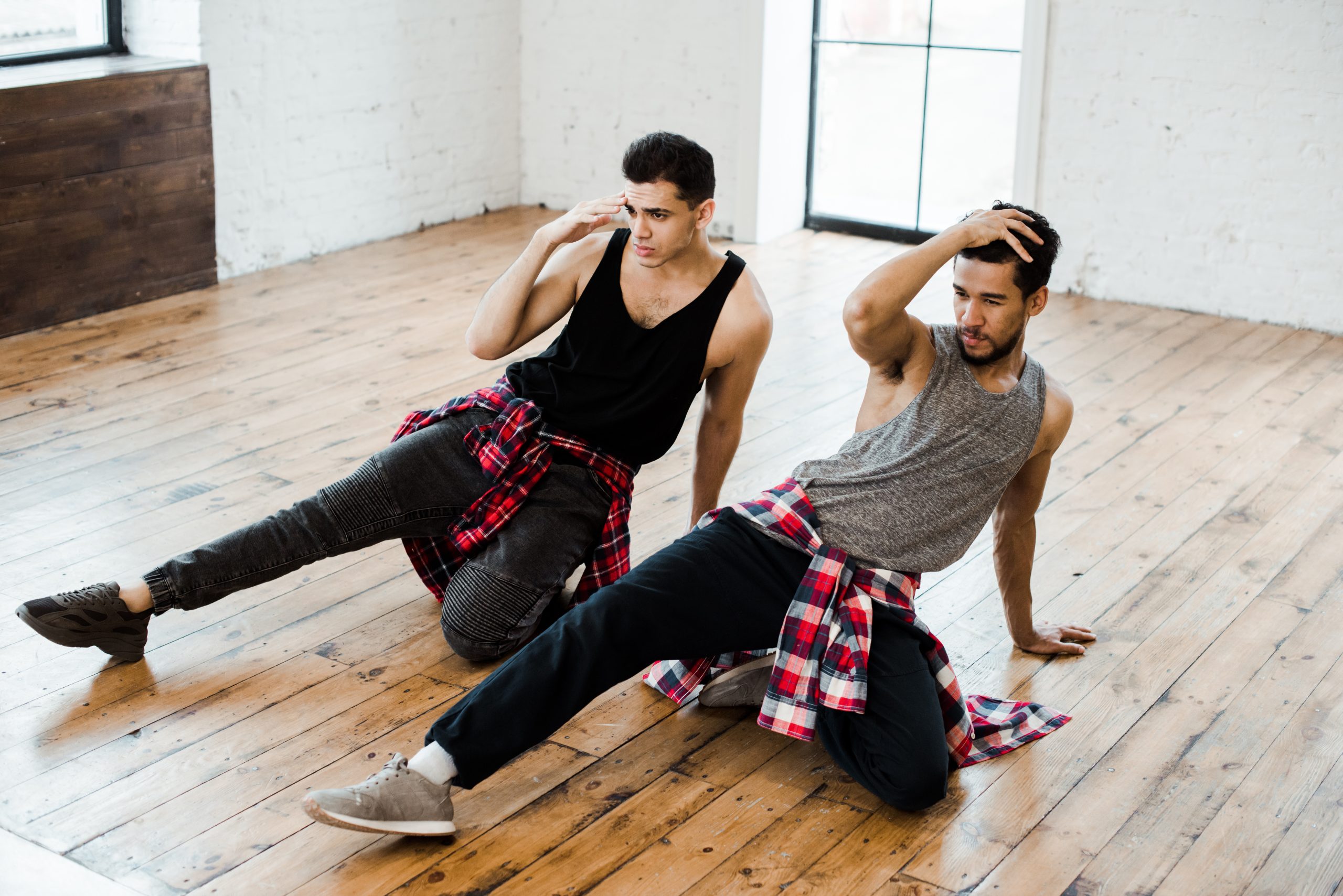 Deux hommes dansent dans un studio. Deux hommes dansent dans un studio.