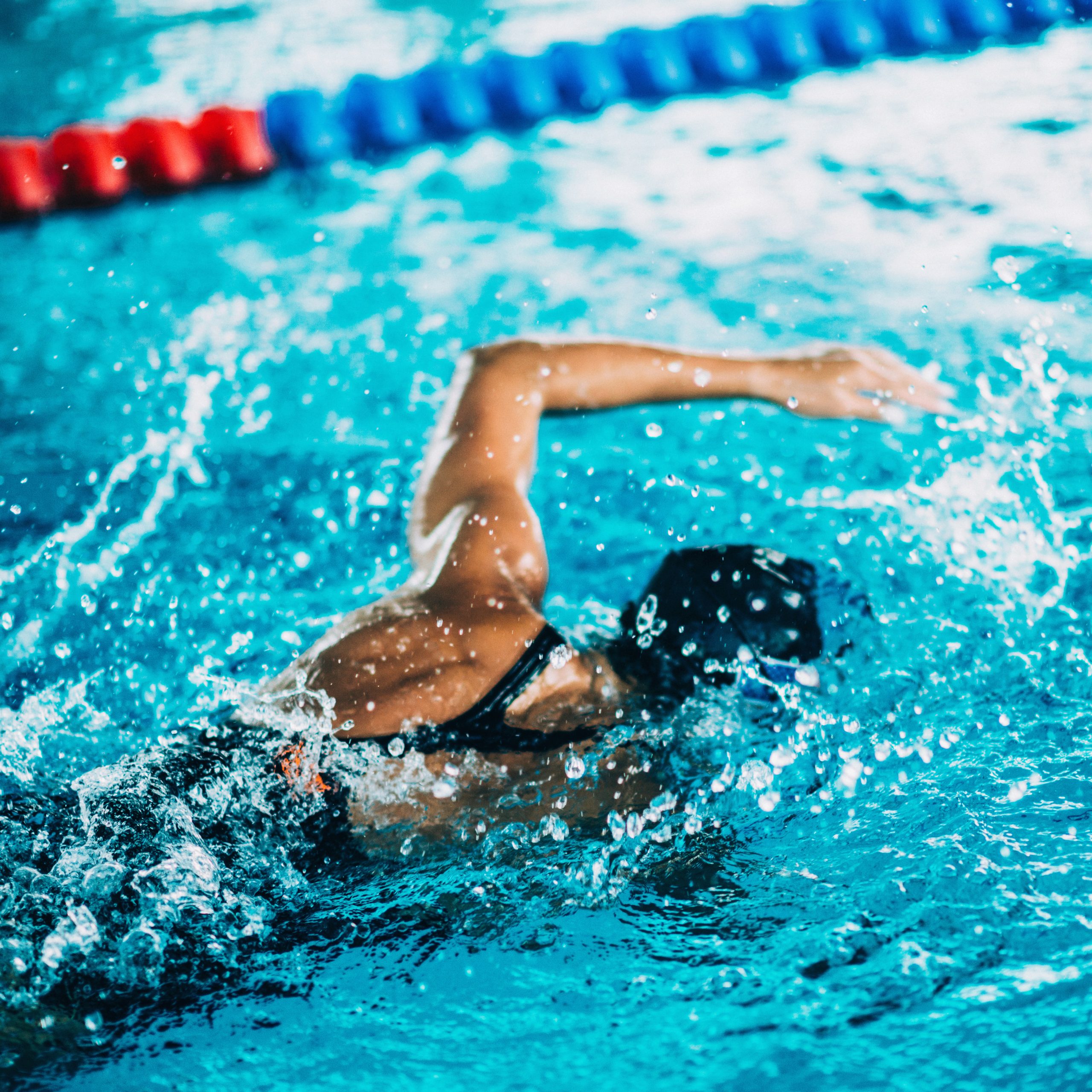 Une femme nage le crawl dans une piscine. Une femme nage le crawl dans une piscine.