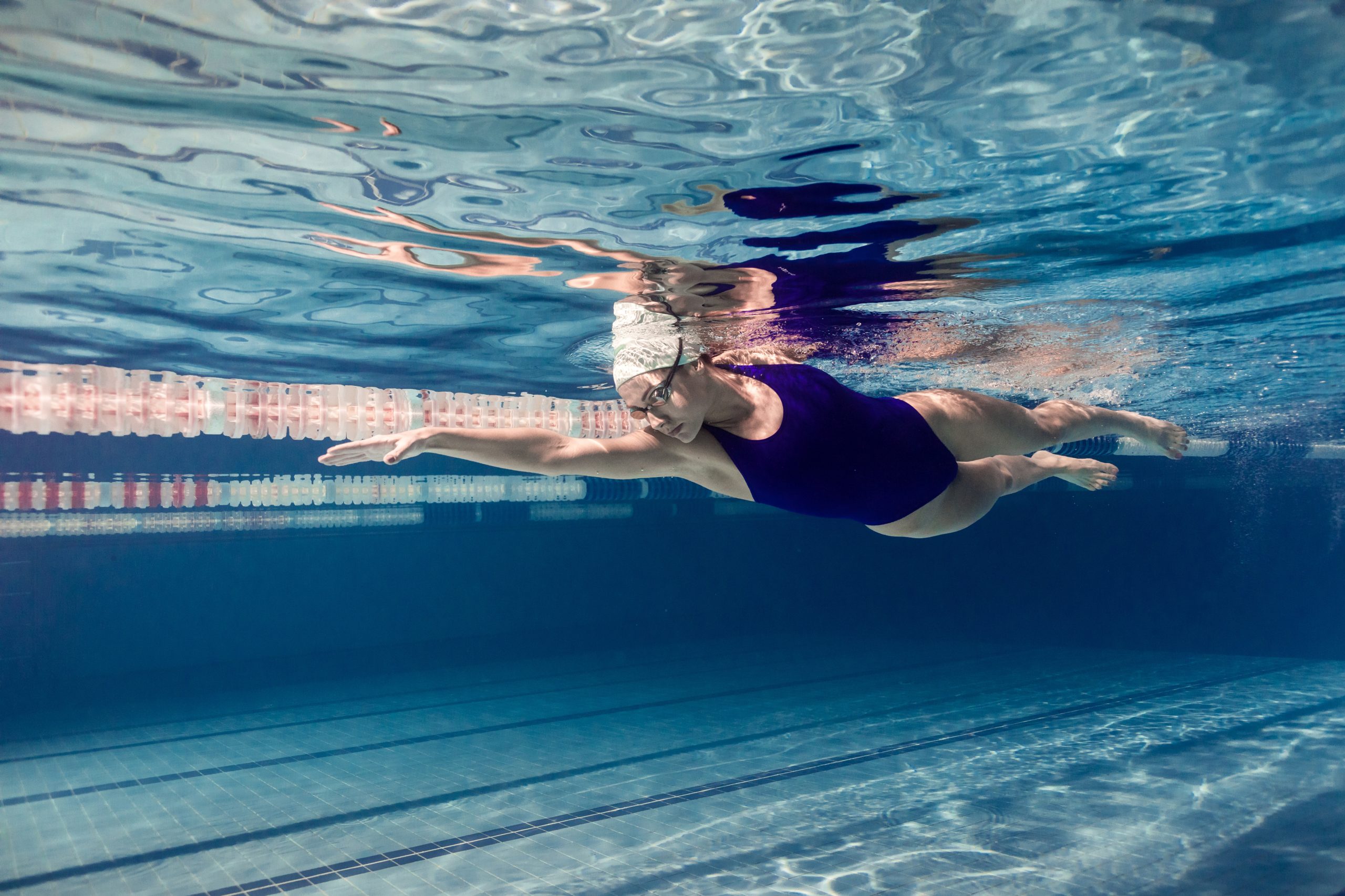 Une femme qui nage dans une piscine. Une femme qui nage dans une piscine.