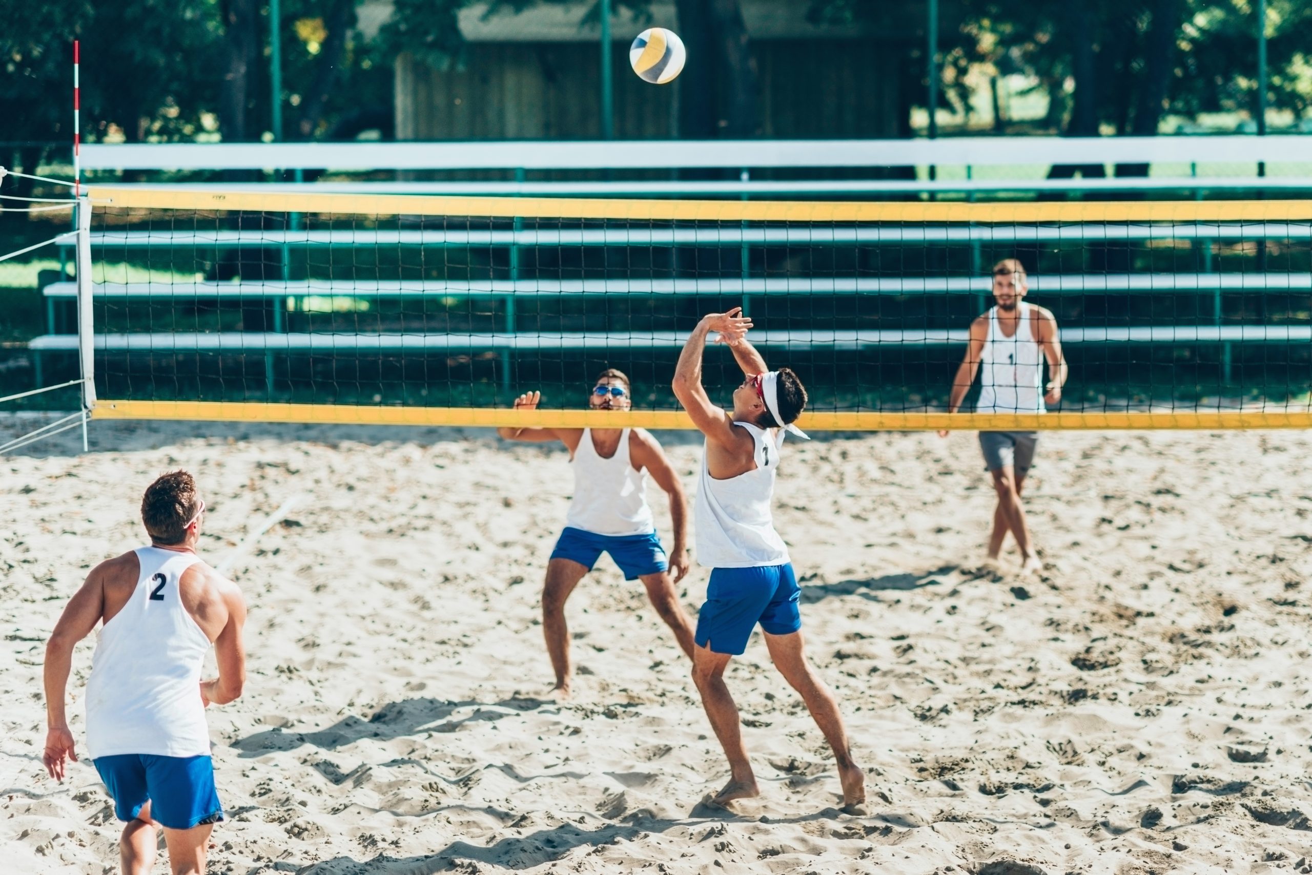 Un groupe d’hommes joue au volleyball de plage. Un groupe d’hommes joue au volleyball de plage.