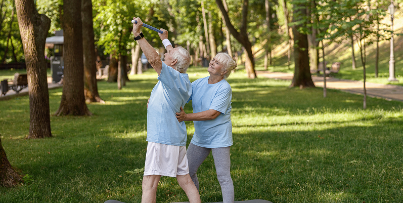 Un couple de l’âge d’or fait de l’exercice de résistance dans un parc. Un couple de l’âge d’or fait de l’exercice de résistance dans un parc.
