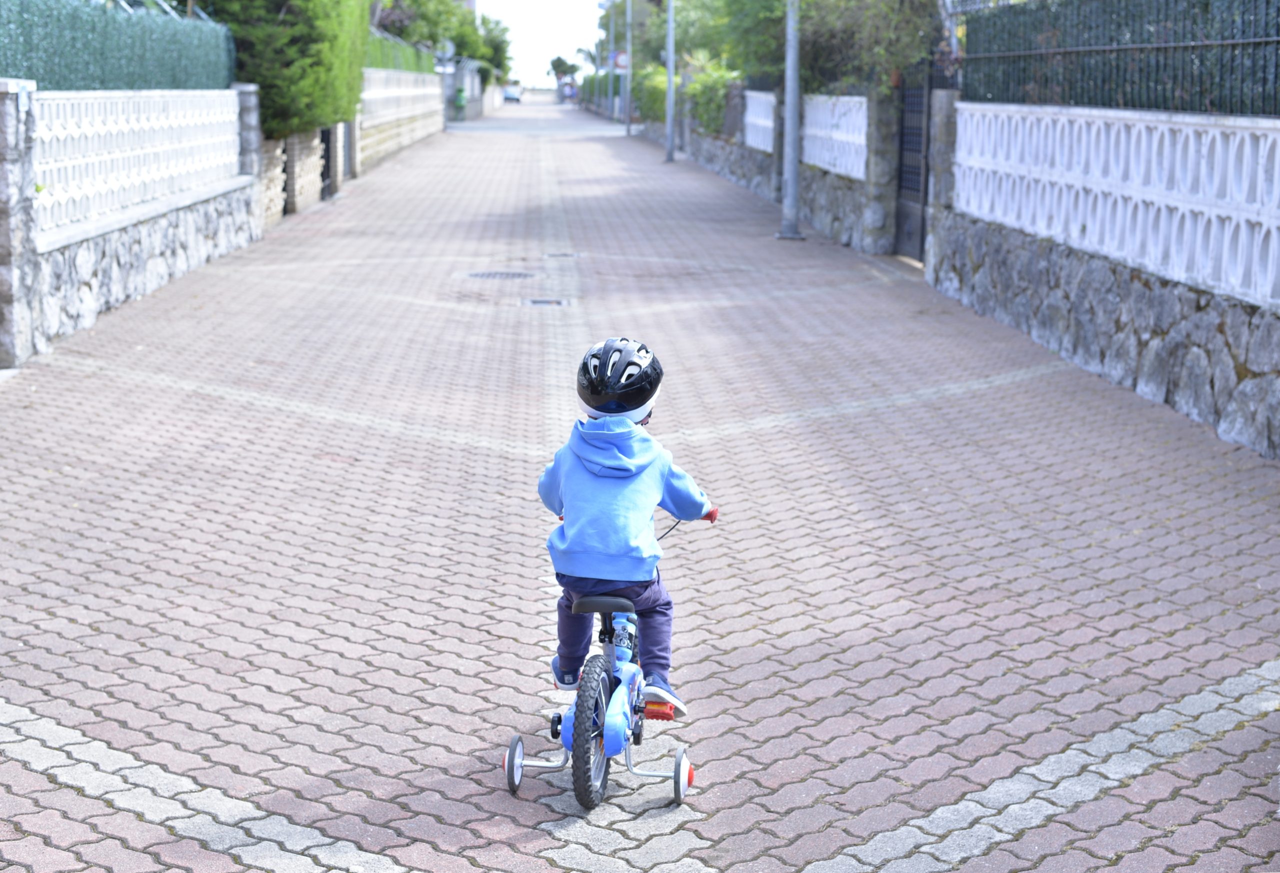 Un jeune garçon fait du vélo sur un chemin de briques. Un jeune garçon fait du vélo sur un chemin de briques.