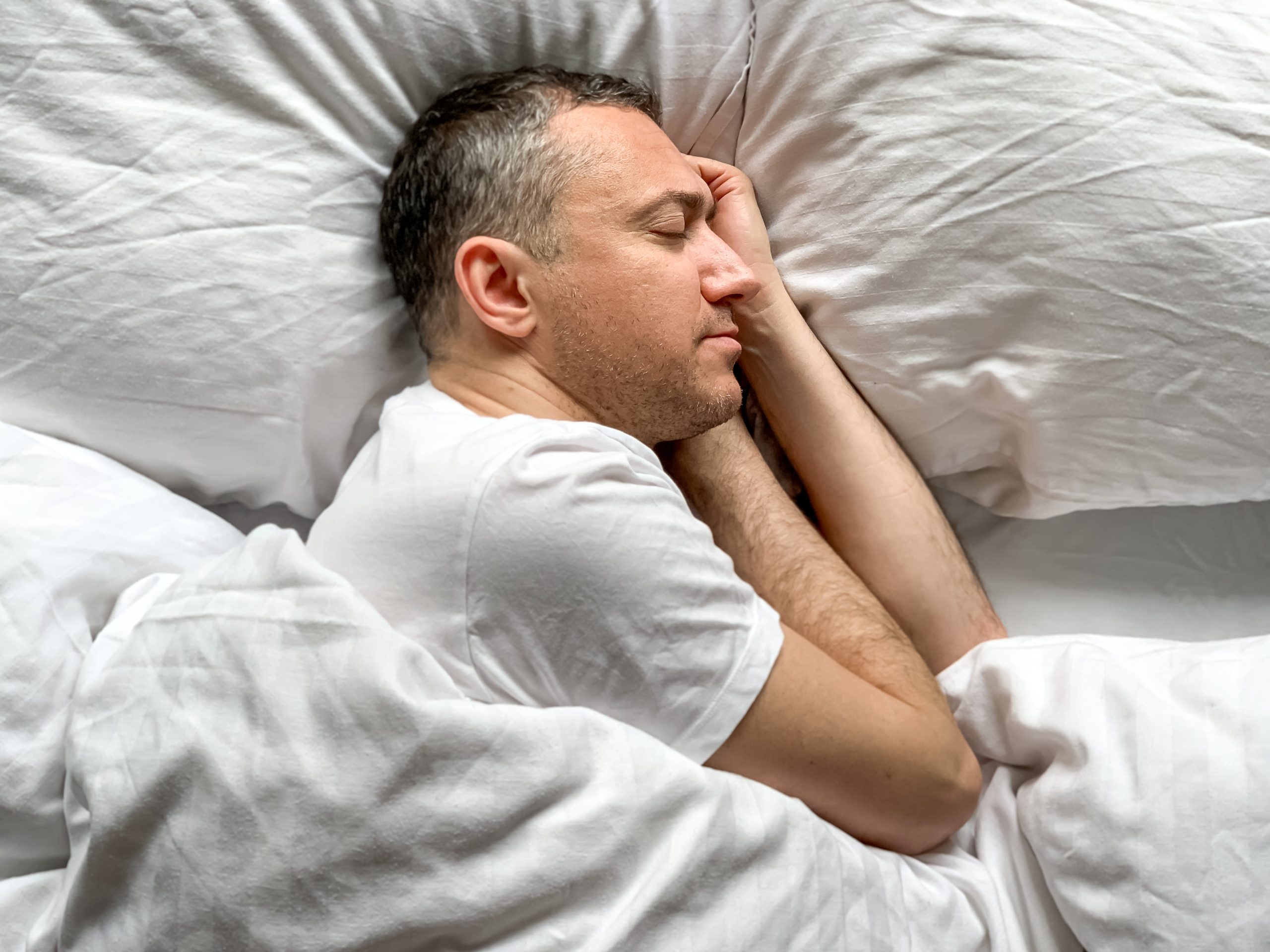 Un homme dort dans un lit. Un homme dort dans un lit.