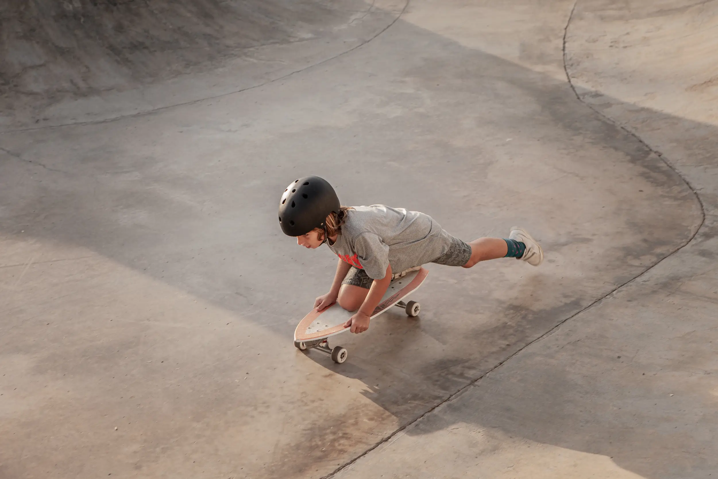 Un garçon faite de la planche à roulettes dans un skatepark. Un garçon faite de la planche à roulettes dans un skatepark.