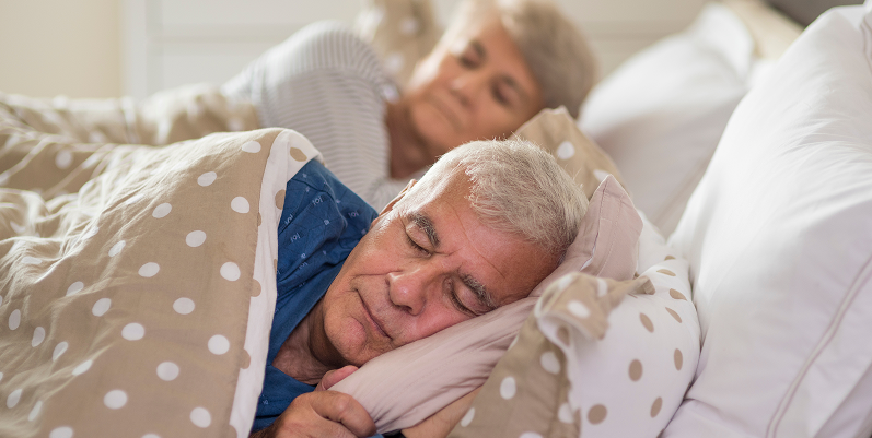 Une couple de l’âge d’or dort dans un lit. Une couple de l’âge d’or dort dans un lit.